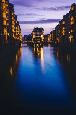 Depo bölgesi - Speicherstadt leylak renkli gökyüzü mavi saate. Turizm dönüm noktası Wandrahmsfleet twilight. Yer Hamburg liman içinde Hafencity çeyrek içinde yer alır