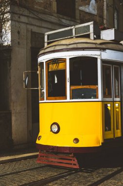 Şirin sarı tramvay rayları eski ve Alfama bölgesinin Lizbon güzel sokak. Lisboa Lissabon şehir turistik yerlerinden