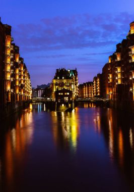 Depo bölgesi - alacakaranlık Speicherstadt. Hamburg turizm dönüm noktası. Wandrahmsfleet görünümünü fener lambası ışığında. Hamburg liman Hafencity çeyrek içinde