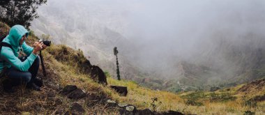 Panoramik çekim inanılmaz sarp dağlık arazi yemyeşil Kanyon Vadisi Xo-Xo Vadisi'nden yolda ile fotoğrafı yapım seyahat. Santo Antao Adası, Cape Verde