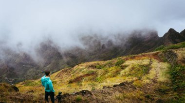 Gezgin alarak resmi şaşırtıcı sarp dağ ve arazi Kanyon Vadisi Xo-Xo Vadisi'nden yolda panoramik çekim. Tripod üzerinde kamera. Santo Antao Adası, Cape Verde