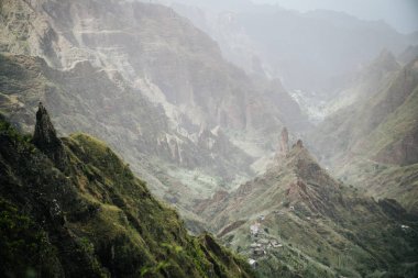 Verimli Xo-xo Vadisi rüya gibi bir atmosferde. Blöf yeşil dağ yamaçları ve kayaların doğal manzara. Santo Antao cape Verde