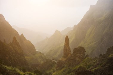 Pitoresk Kanyon Ribeira da Torre kum tozla kaplı dağ silueti Sahara getirdi. Şeker kamışı, kahve ve diğer yetiştirme teraslı sarp tepeler üzerinde büyür. Santo Antao Cape Verde