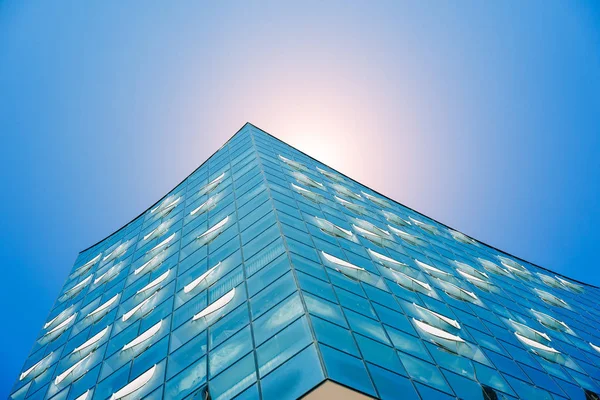 Hamburg, Deutschland - 17. Mai 2018: Elbphilharmonie, Nahaufnahme - strahlend blauer Himmel und gleißendes Sonnenlicht und Fackeln von hinten, Hamburg, Deutschland — Stockfoto