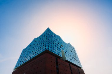 Hamburg, Almanya - 17 Mayıs 2018: Elbphilharmonie, Ultra geniş shot - parlak mavi gökyüzü ve parlak güneş ışığı ve fişekleri üst şeklin binanın, Hamburg, Almanya