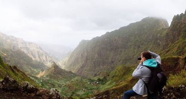 Gezgin bir fotoğraf peyzaj yapma dağ kenarında. Derin bulutların üzerinde yeşil Xo-Xo Vadisi. Santo Antao Adası, Cape Verde
