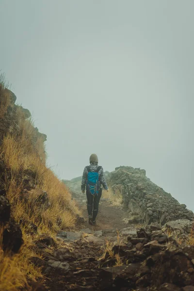 Caminhante mulher no caminho enevoado de paralelepípedos na crista da montanha na ilha de Santo Antão, Cabo Verde — Fotografia de Stock