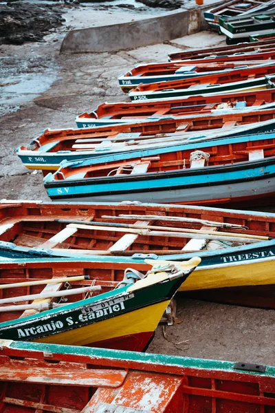 САНТО-АНТАО, КАБО-ВЕРДЕ - 23 декабря 2017 года: Традиционные ярко окрашенные рыболовные лодки в гавани. Понта-ду-Соль-Санту-Антау-Верде — стоковое фото