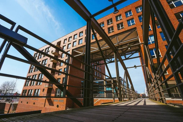Famoso marco velho Speicherstadt em Hamburgo, construir com tijolos vermelhos. Ponte em ângulo baixo vista . — Fotografia de Stock
