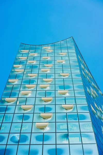 Гамбург, Германия - 17 мая 2018 года: Elbphilharmonie, Close up shot of white oval windows and bright blue glass facade on sunny day, Hamburg, Germany — стоковое фото