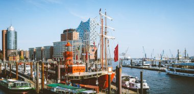 Hamburg, Almanya - 17 Mayıs 2018: Hafencity, Speicherstadt: panoramik Elbe Filarmoni salonu veya Elbphilharmonie, bir konser salonu Merkez Hafencity Mahallesi