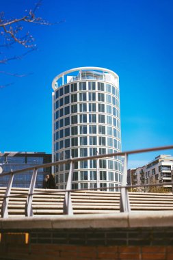 Hamburg, Almanya - 17 Mayıs 2018: Kahve Plaza de Hafencity, - parlak mavi gökyüzü güneşli, Hamburg, Almanya