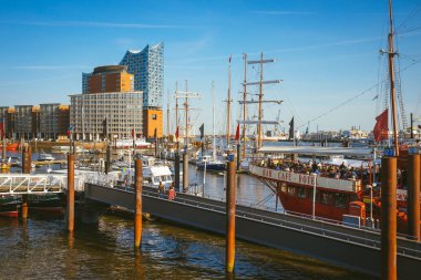 Hamburg, Almanya - 17 Mayıs 2018: Hafencity, Speicherstadt: Kırmızı ateş devriye panoramik manzaralı tekne bir restoran ile gemide. Arka planda bina modern Elbphilharmonie