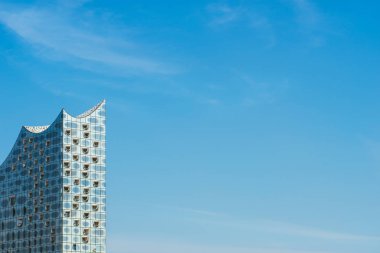 Hamburg, Almanya - 17 Mayıs 2018: En iyi şekli Elbphilharmonie, Panoramicbright mavi gökyüzü, Hamburg, Almanya