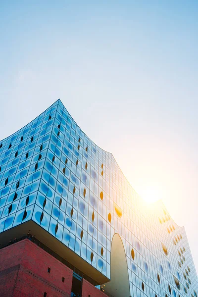 Hamburgo, Alemanha - 17 de maio de 2018: Elbphilharmonie, tiro panorâmico - céu azul e luz solar brilhante e clarões por trás, Hamburgo, Alemanha — Fotografia de Stock