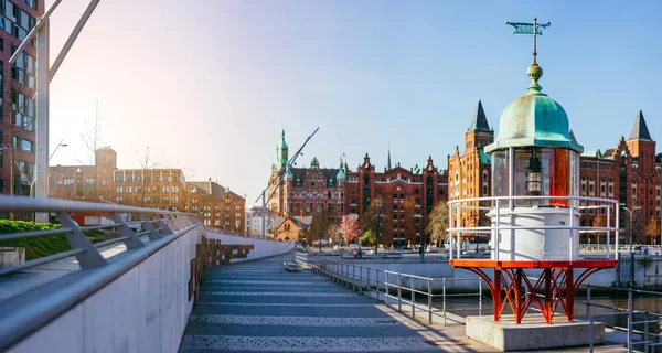 Panorama de Hafencity com farol farol antigo e construção de tijolos vermelhos no fundo, Speicherstadt em Hamburgo — Fotografia de Stock