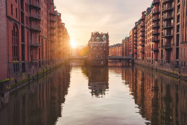 Bairro famoso histórico do armazém na luz dourada do raio do sol situada no porto velho da cidade de Hamburgo, Alemanha, Europa — Fotografia de Stock