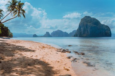 El Nido manzara. Sandy Beach büyük Rock, Palawan Adası ile. Filipinler