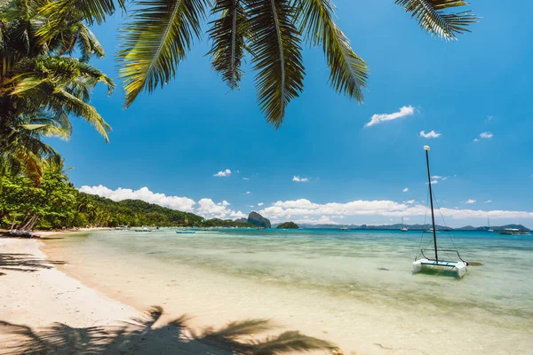 Belo fundo de viagem exótico. Lagoa oceânica azul tropical com barco catamarã. Corong beach, El Nido, Filipinas — Fotografia de Stock