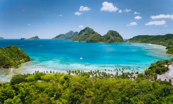 Panoramisch uitzicht vanuit de lucht op het strand van Las Cabanas en de ondiepe lagune in El Nido, Palawan, Filipijnen — Stockfoto