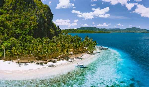 Epic Pinagbuyutan Island, El Nido, Palawan, Filipinas. Vista aérea del dron de la remota playa de arena blanca tropical aislada con palmeras de coco y agua azul turquesa del océano — Foto de Stock
