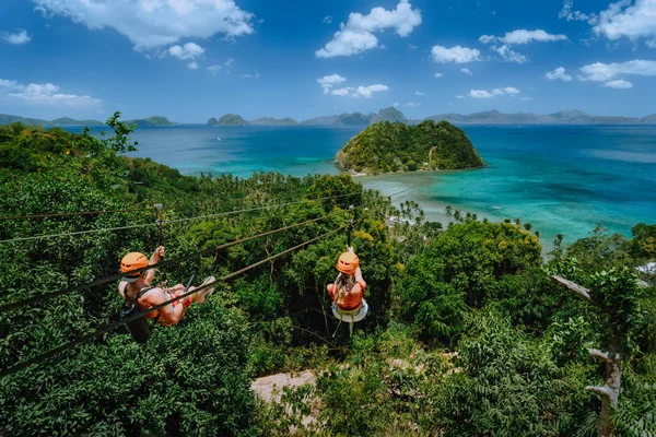 Zipline над пляжем Лас Кабанас с туристом в солнечный день с белыми облаками над морем. Эль-Нидо, Палаван, Филиппины — стоковое фото