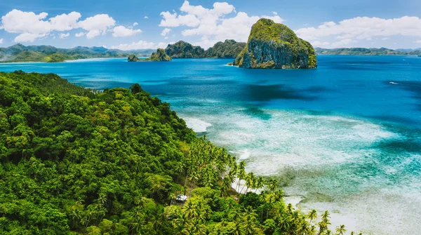 El Nido, Palawan, Filipinler. Egzotik tropik Pinagbuyutan adası, mavi deniz, lagün ve palmiye ağaçlarının panoramik hava manzarası. Güneydoğu Asya Bacuit takımadaları