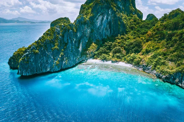 El Nido, Palawan. Aerial drone view of tropical Entalula Island. Huge steep rocks cliffs mountains with blue bay and beautiful intact coral reef. Island hopping tour trip — Stock Photo, Image