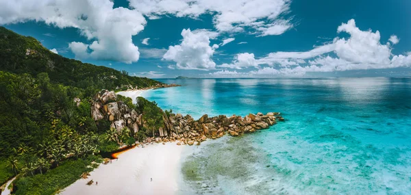 Légi panorámás kilátás gyönyörű Grand Anse strand La Digue sziget Seychelles — Stock Fotó