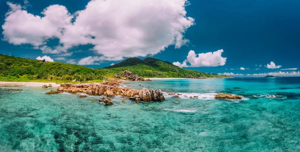 Praia Grand Anse na ilha La Digue, em Seychelles. Lagoa azul-turquesa e ilha tropical exótica no fundo . — Fotografia de Stock