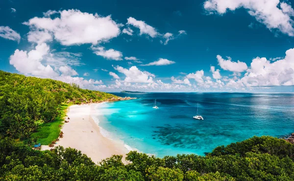 Grand Anse strand La Digue sziget Seychelles légi panoráma. Fehér homokos strand kék óceán lagúna és katamarán jacht kikötve — Stock Fotó