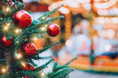 Alışveriş merkezinde kırmızı toplarla süslenmiş Noel ağaçları. Bulanık arkaplan