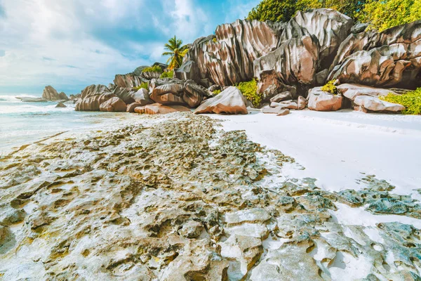Солнечный светлый день на острове Ла Диг. Уникальный гранитный ландшафт побережья Сейшельских островов — стоковое фото