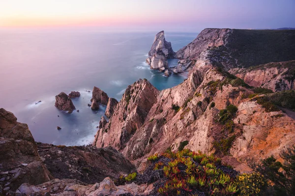 해질 녘의 아름다운 프라 이아 다 우르 사 해변. 포르투갈, 시트라의 초현실적 인 풍경. 대서양 해안선 풍경 — 스톡 사진