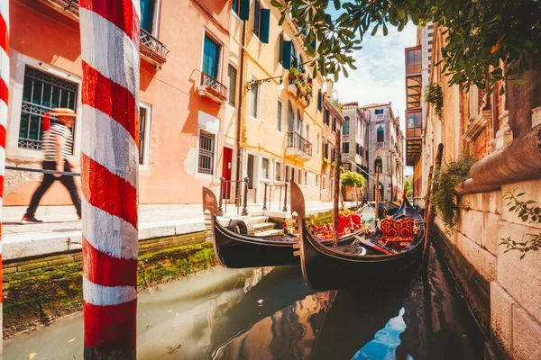 Γόνδολας βάρκα επιπλέει σε στενό κανάλι της πόλης της Βενετίας την όμορφη ηλιόλουστη μέρα. Στην Ιταλία. Ευρώπη — Φωτογραφία Αρχείου