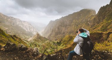 Santo Antao Adası, Cape Verde. Gezgin yürüyüşçü eşsiz gerçeküstü Xo Xo vadisi ve dağ tepelerini fotoğraflıyor.