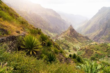 Cape Verde adasındaki Santa Antao arazisi. Xo-Xo Vadisi 'nin dağ zirveleri ve yerel köyün yakınlarındaki ekili tarlalar.