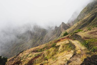 Santo Antao, Cape Verde 'de. Ribeira da Torre Vadisi 'ndeki Xoxo' ya yürürken sisle kaplı dağ sırtı.