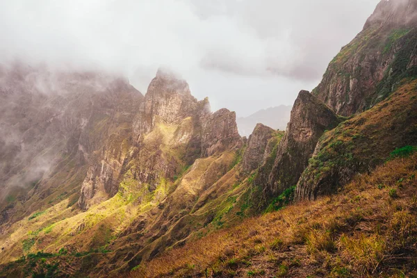Санто-Антао, Кабо-Верде. Горы покрыты туманом и освещены солнечным светом в Xoxo в долине Рибейра-да-Торре. Впечатляющие пейзажи — стоковое фото