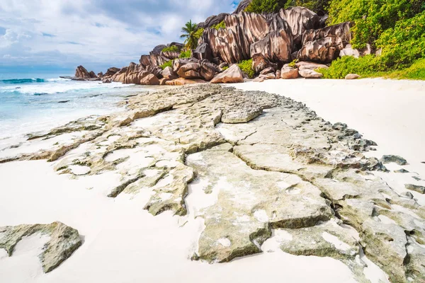 Isola di La Digue. Surreale e bizzarro paesaggio costiero roccioso alle Seychelles — Foto Stock