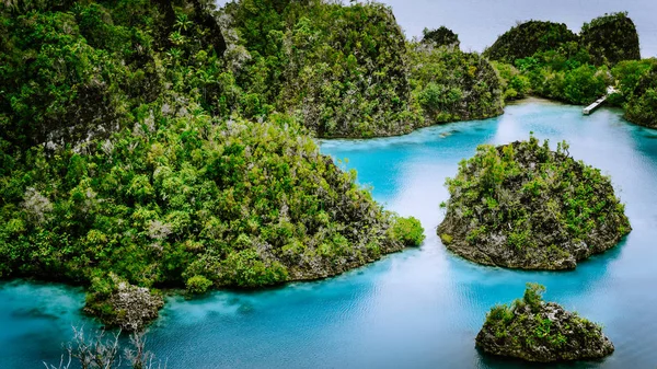 Islas Pianemo, Laguna Azul con Rocas Verdes, Raja Ampat, Papúa Occidental. Países Bajos — Foto de Stock