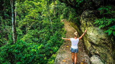 Yoldaki kız havuzdan selfie çekiyor, Nusa Penida Bali Endonezya
