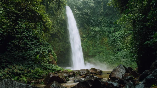 Increíble cascada Nungnung, Bali, Indonesia — Foto de Stock