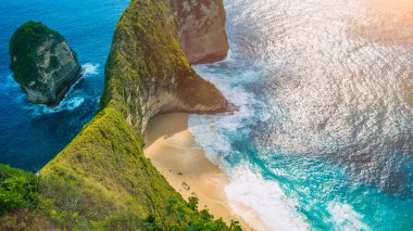 Manta Bay veya Nusa Penida Adası'nın altında sıcak tropik güneş, Bali, Endonezya kumsalda Kelingking