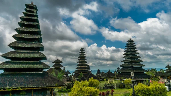 Tetők Pura Besakih Temple Bali szigetén, Indonézia — Stock Fotó