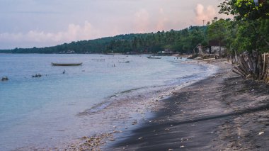 Akşam ışığında yosun çiftliği. Nusa Penida, Bali, Endonezya