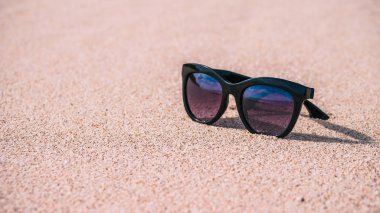 Güneşli bir günde kumsalda güneş gözlüğü aynalı okyanus ve gökyüzü, Bali