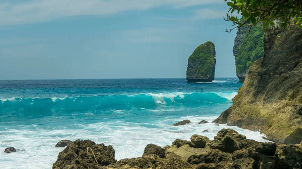 Rock in Tembeling Coastline at Nusa Penida island, Ocean Waves in Front. Bali Indonésie — Photo