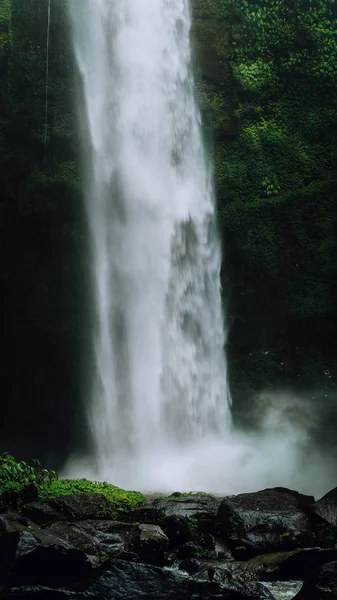 Cachoeira incrível Nungnung close, Bali, Indonésia — Fotografia de Stock