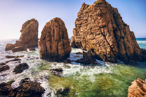 Playa de Ursa, Sintra, Portugal. Piedras marinas épicas surgiendo del océano atlántico en la luz del atardecer — Foto de Stock